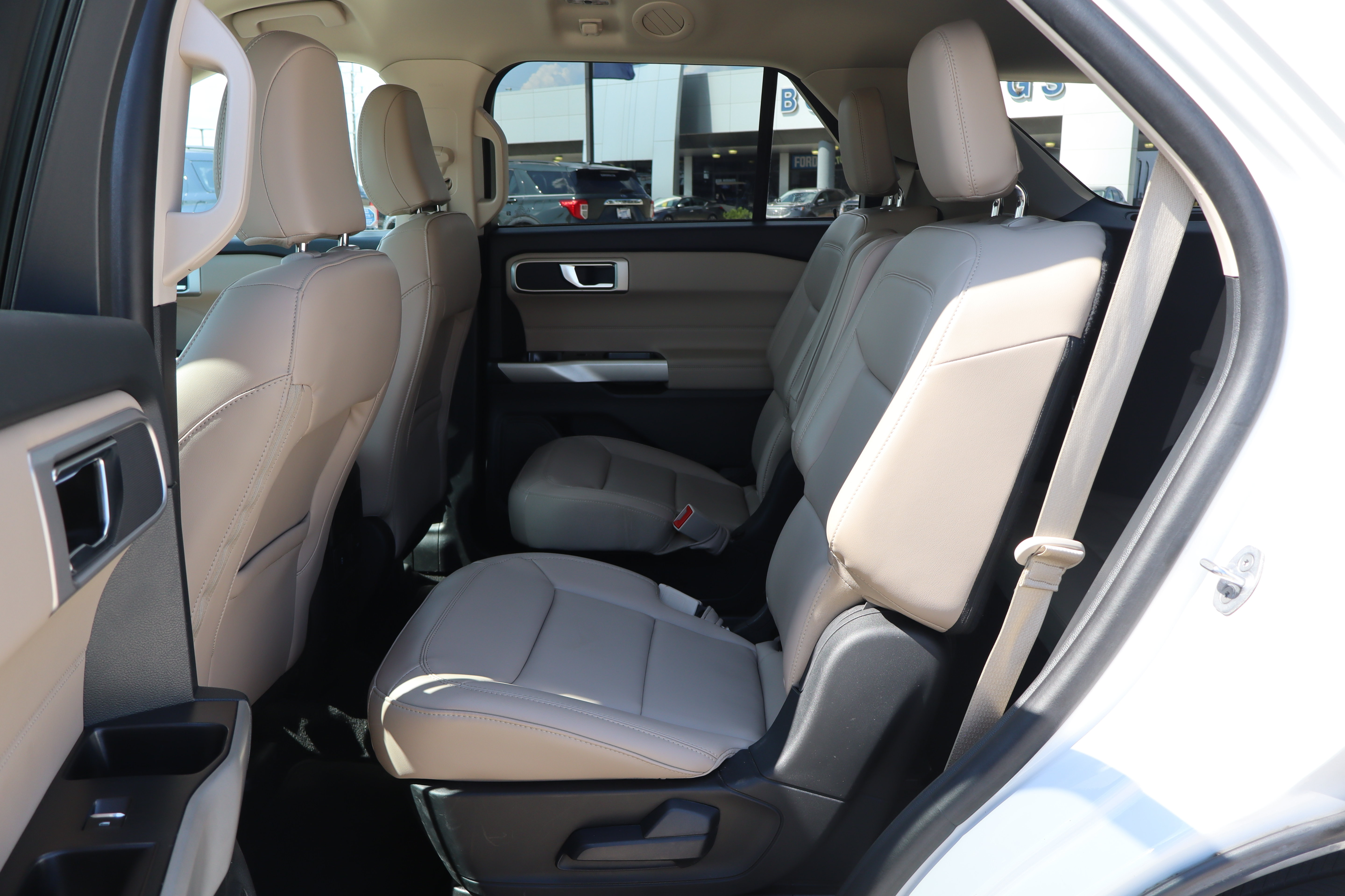 Used 2024 Ford Explorer XLT w/ Equipment Group 202A AWD/4WD image 10