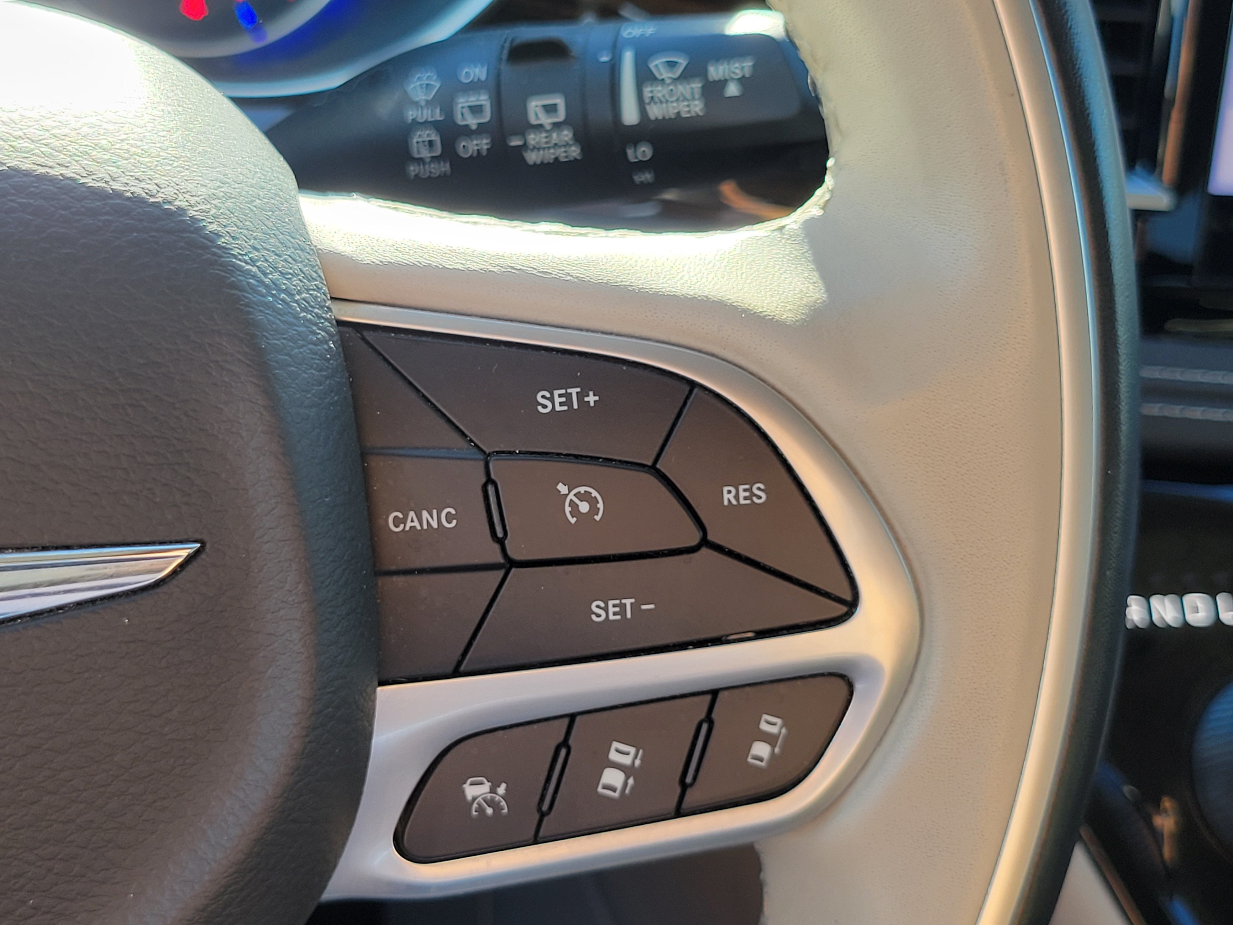 Used 2021 Chrysler Pacifica Limited w/ Uconnect Theater Family Group FWD image 11