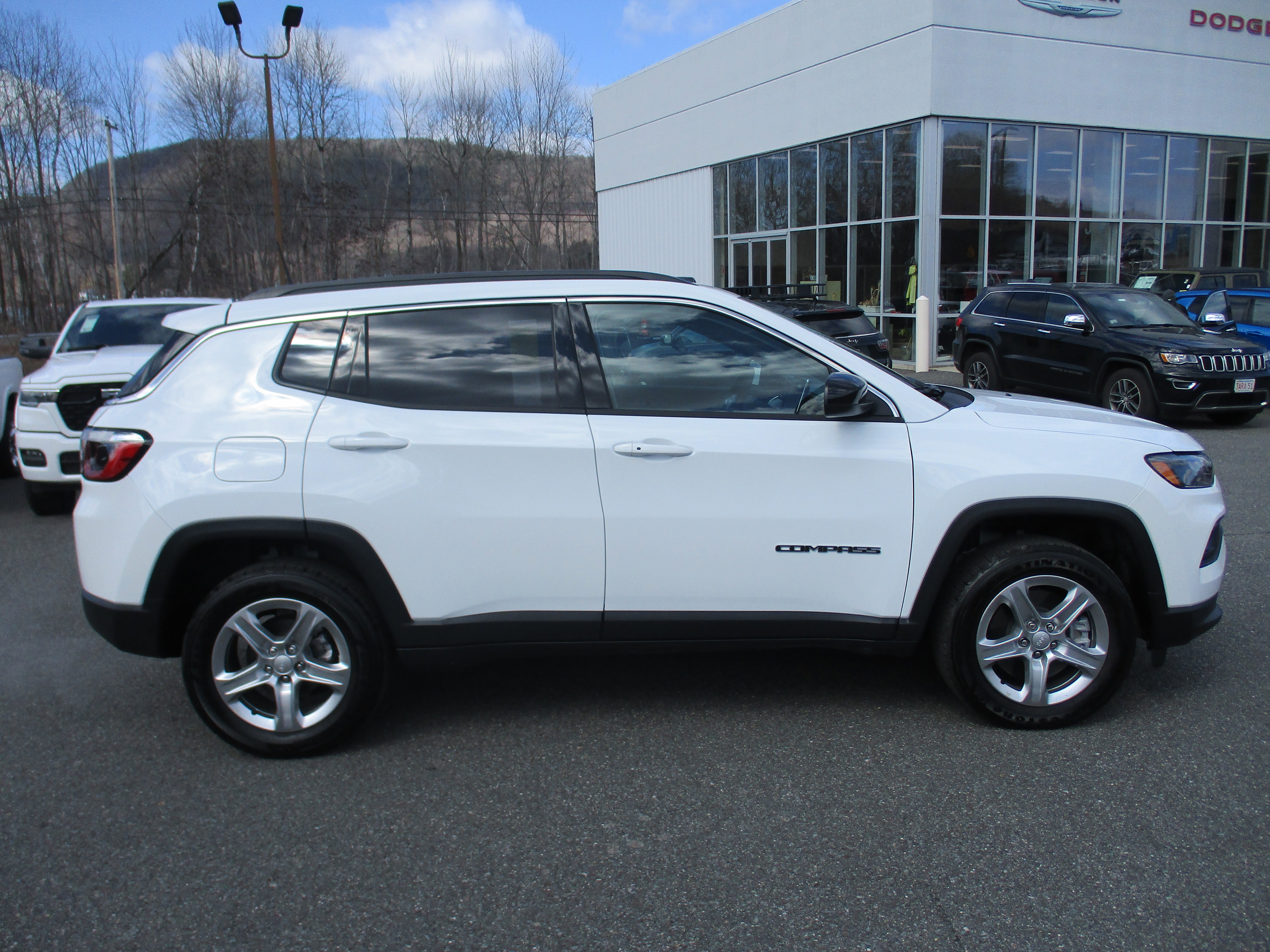 Certified 2024 Jeep Compass Latitude image 4
