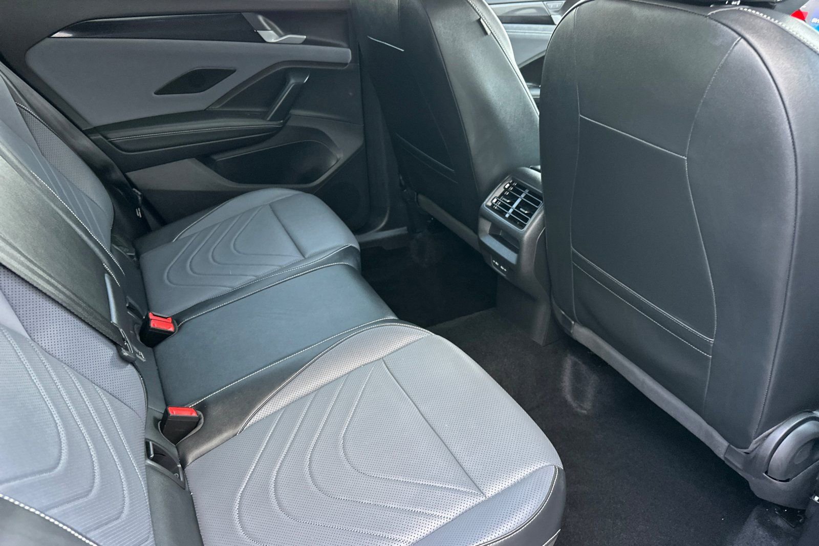 Used 2025 Volkswagen Tiguan SE FWD image 19