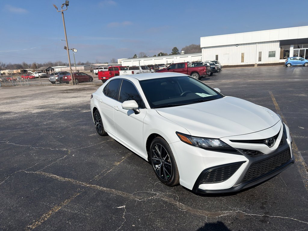Used 2023 Toyota Camry SE image 3