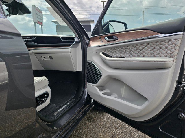 Used 2022 Jeep Grand Cherokee Summit w/ Adv Protech Group IV AWD/4WD image 12