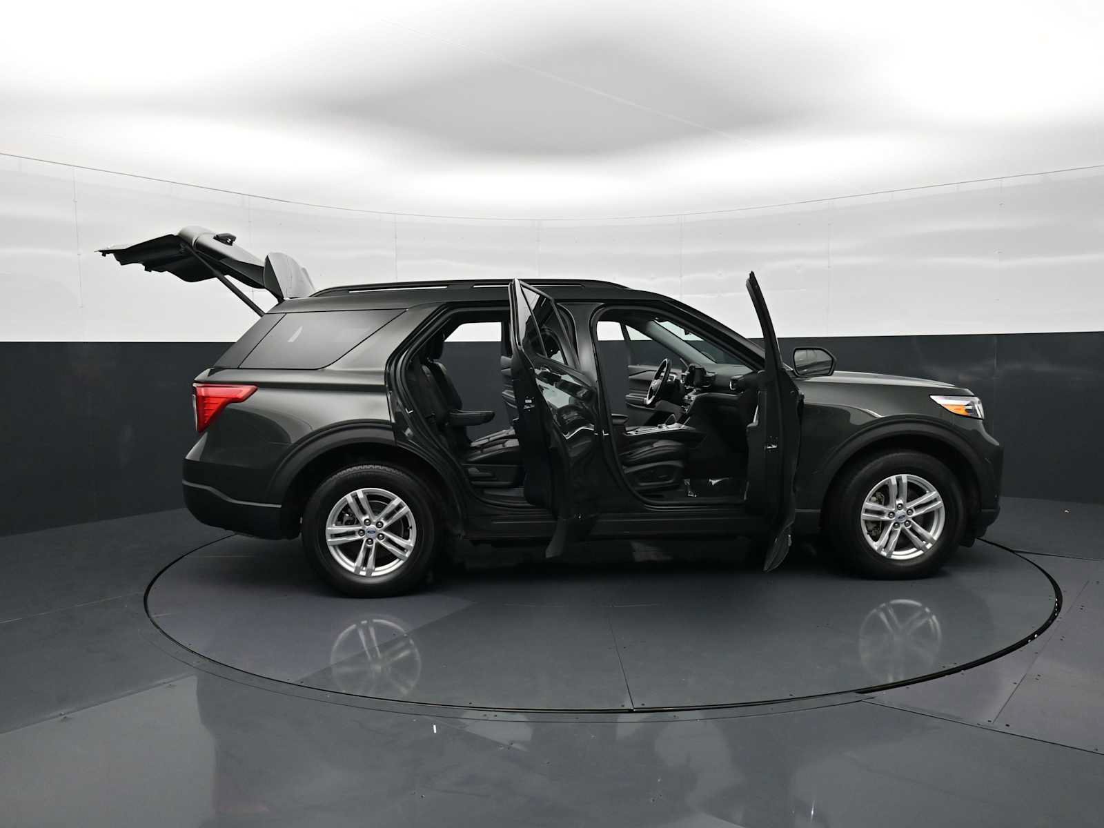 Used 2022 Ford Explorer XLT w/ Equipment Group 202A AWD/4WD image 35