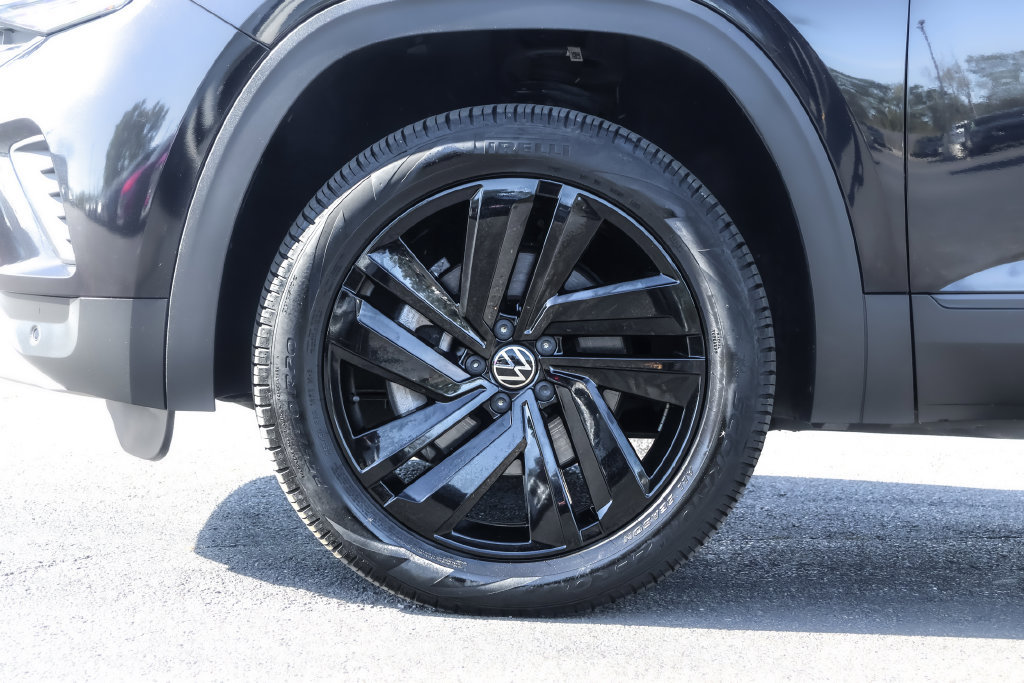 Certified 2023 Volkswagen Atlas Cross Sport SE w/ Panoramic Sunroof Package AWD/4WD image 17