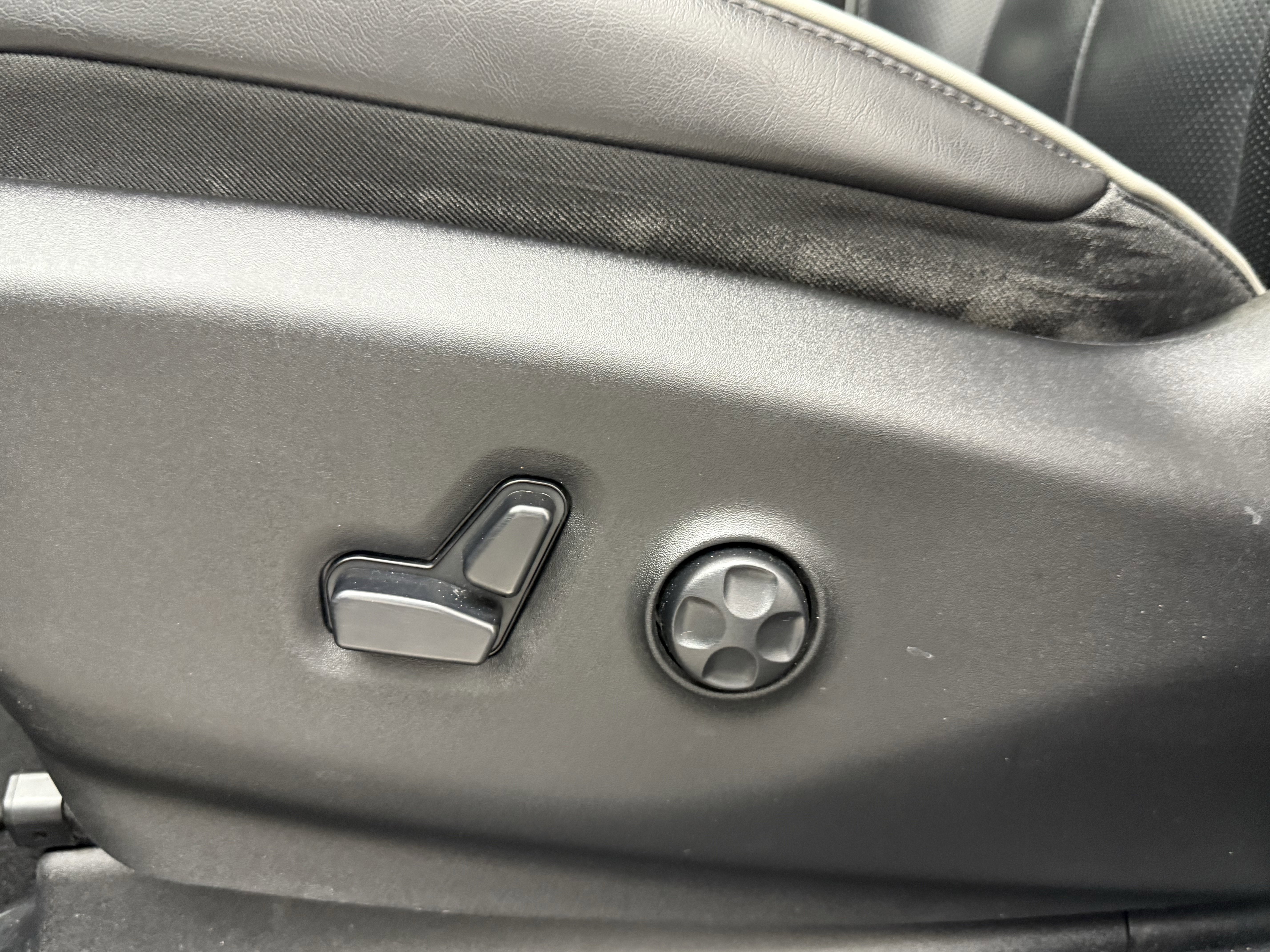 Used 2020 Chrysler Pacifica Limited w/ Advanced Safetytec Group FWD image 30