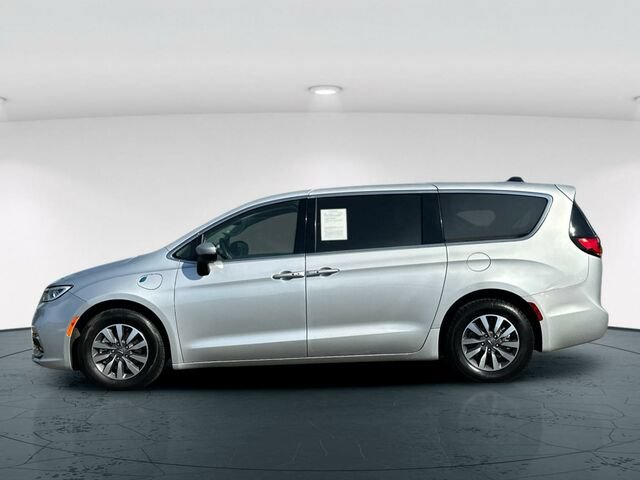 Used 2023 Chrysler Pacifica Touring-L FWD image 3