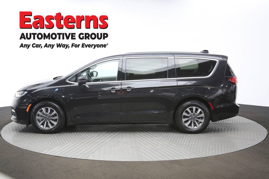 Used 2023 Chrysler Pacifica Touring-L image 57