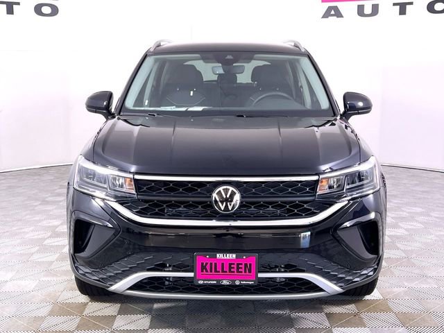 Used 2024 Volkswagen Taos SE image 2