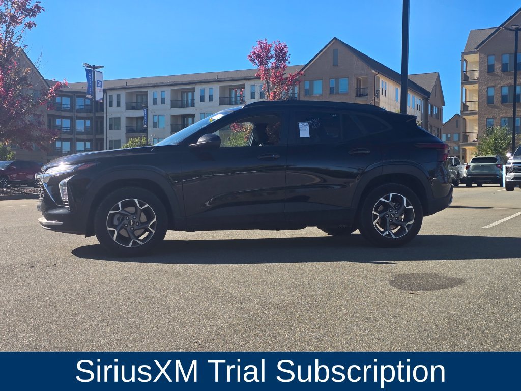 Used 2025 Chevrolet Trax LT w/ LT Convenience Package FWD image 5