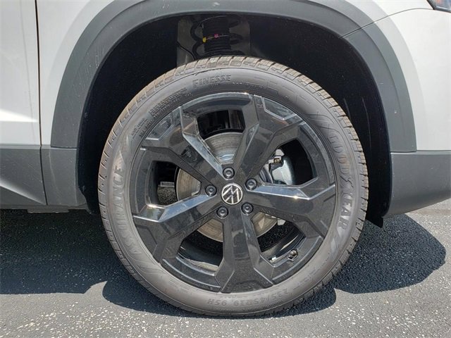 New 2025 Volkswagen Taos SE image 12