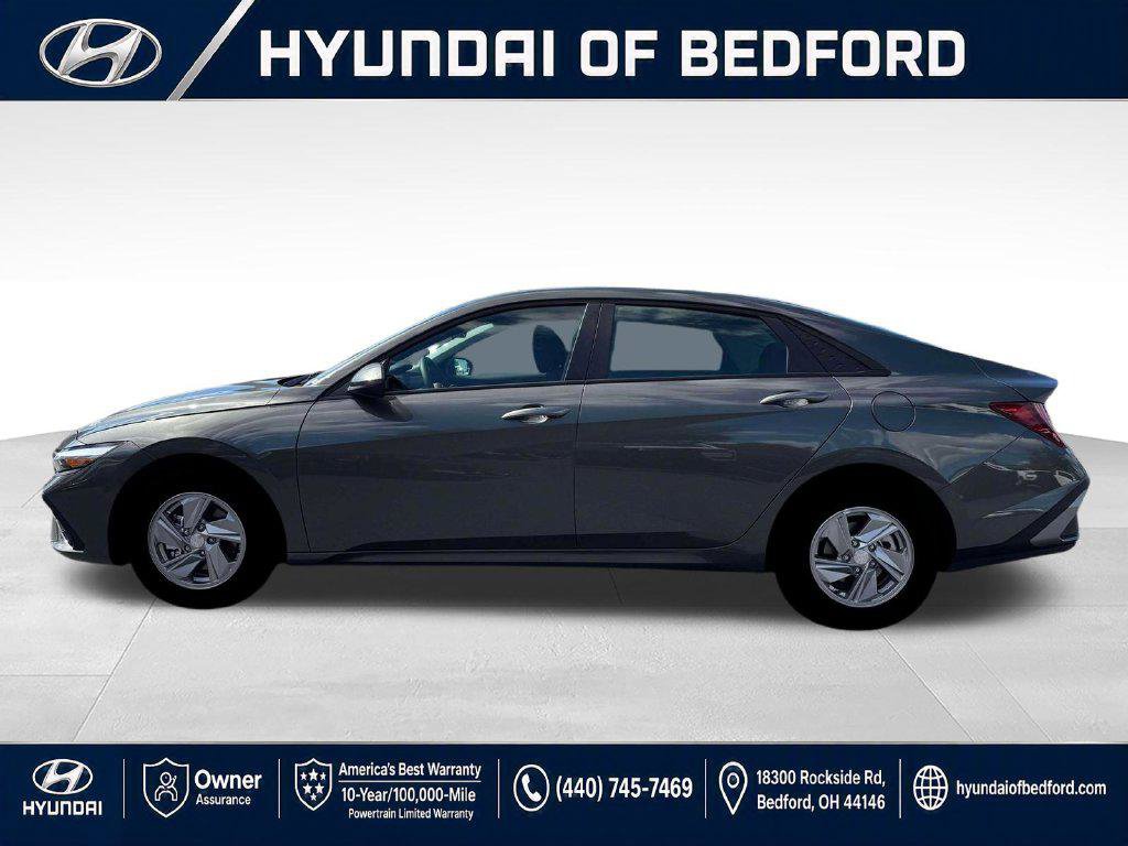 New 2026 Hyundai Elantra SE FWD image 3