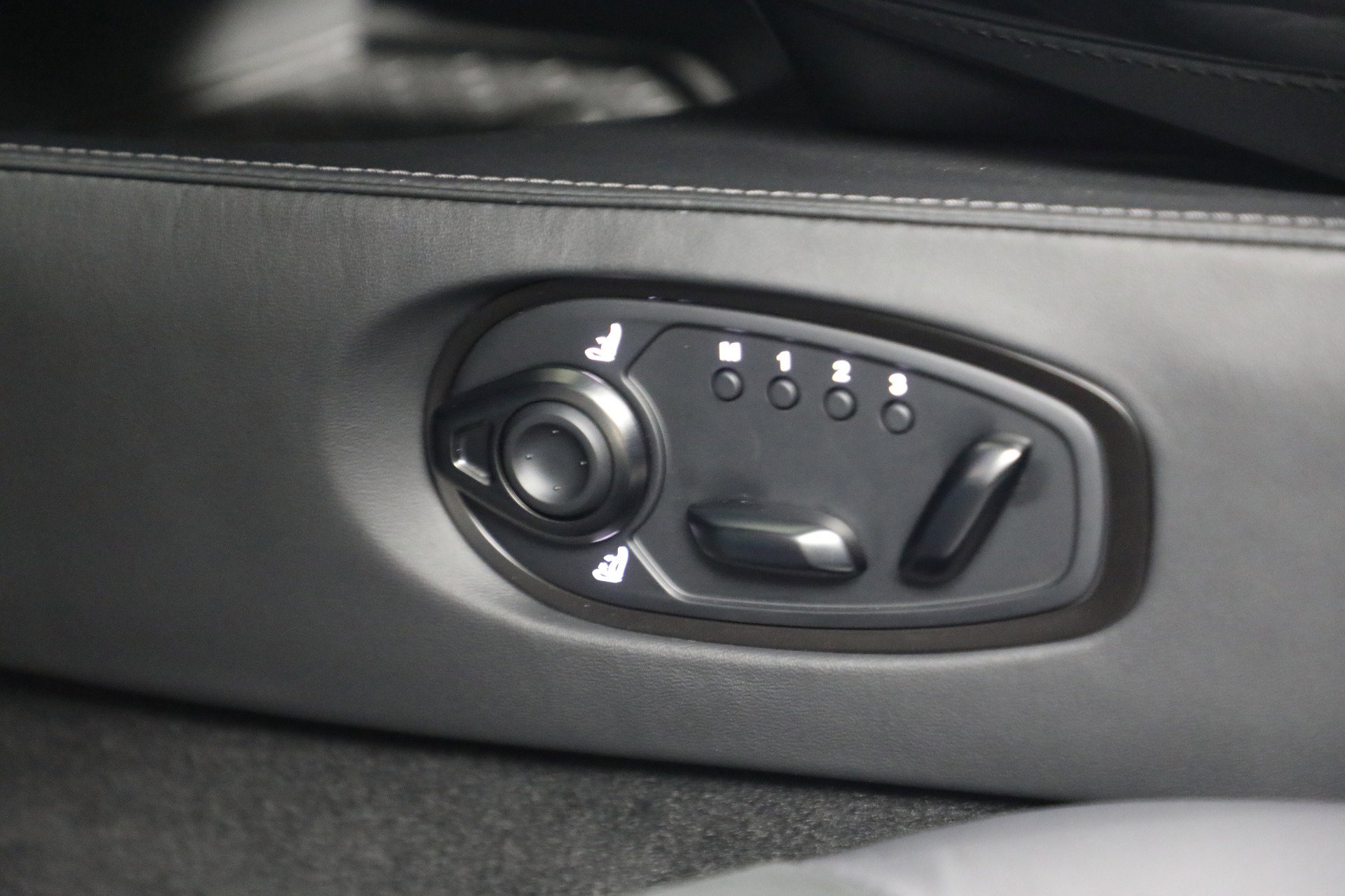 Used 2025 Aston Martin V8 Vantage Coupe image 19