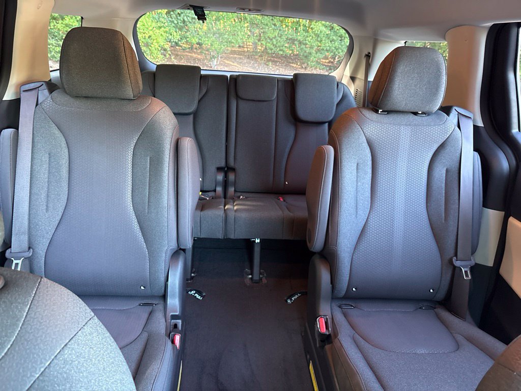 Used 2024 Kia Carnival LX FWD image 12