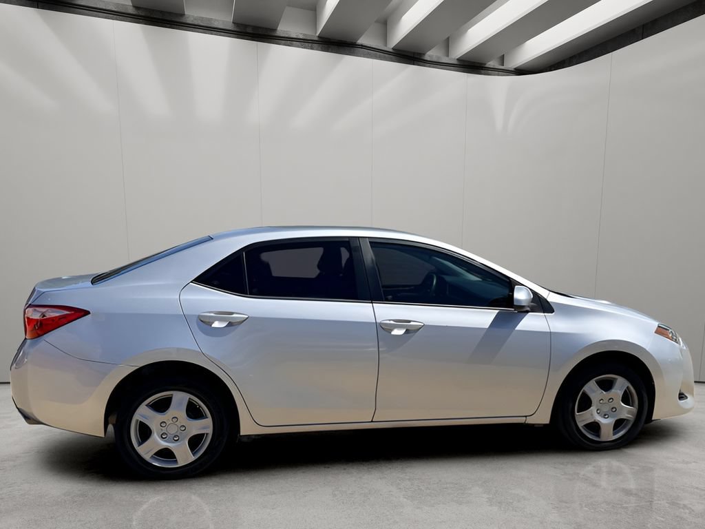 Used 2018 Toyota Corolla LE FWD image 6