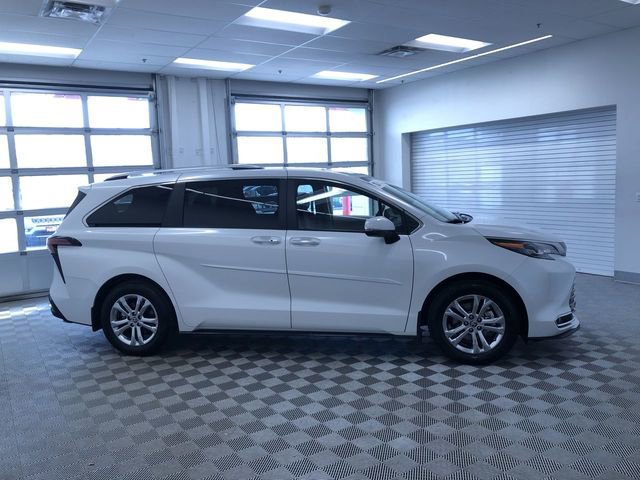 Certified 2024 Toyota Sienna Platinum image 36