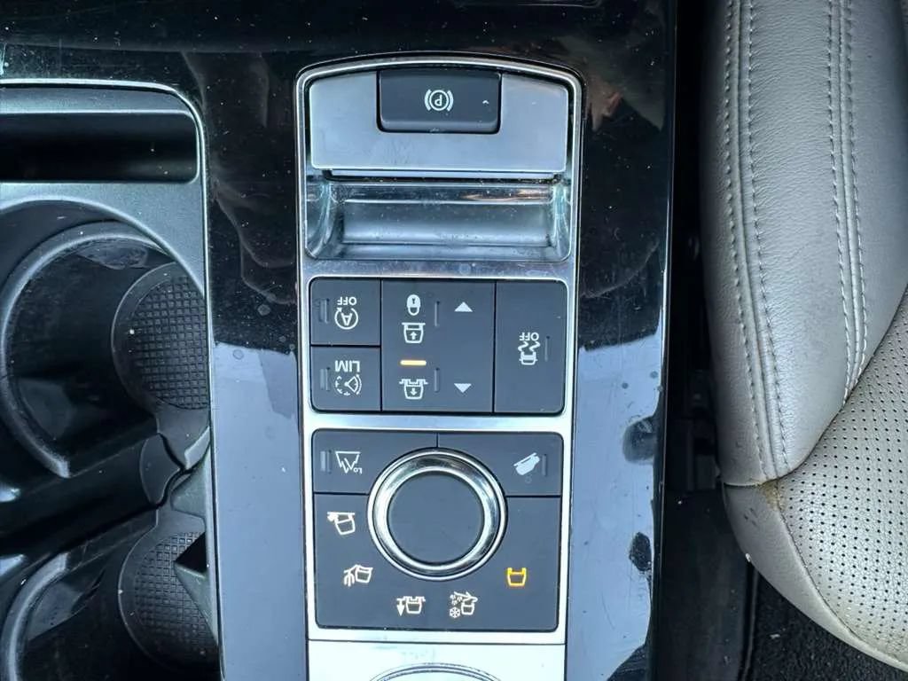 Used 2017 Land Rover Discovery HSE AWD/4WD image 29