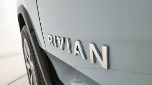 Used 2024 Rivian R1T Adventure image 17