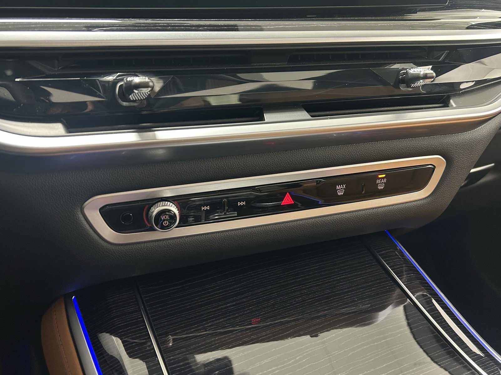 Used 2025 BMW X5 M60i w/ Parking Assistance Package image 19