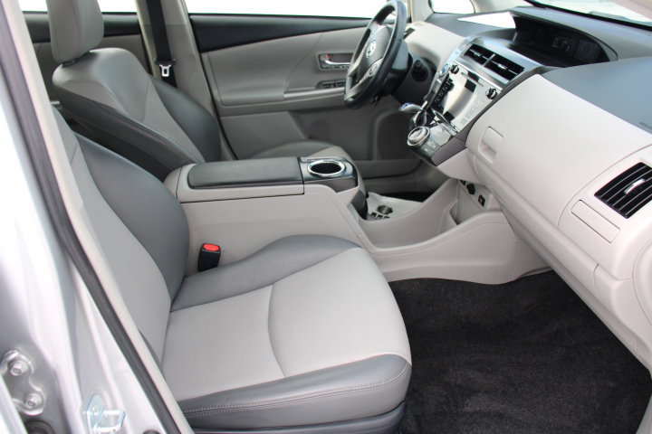 Used 2017 Toyota Prius V Five image 18