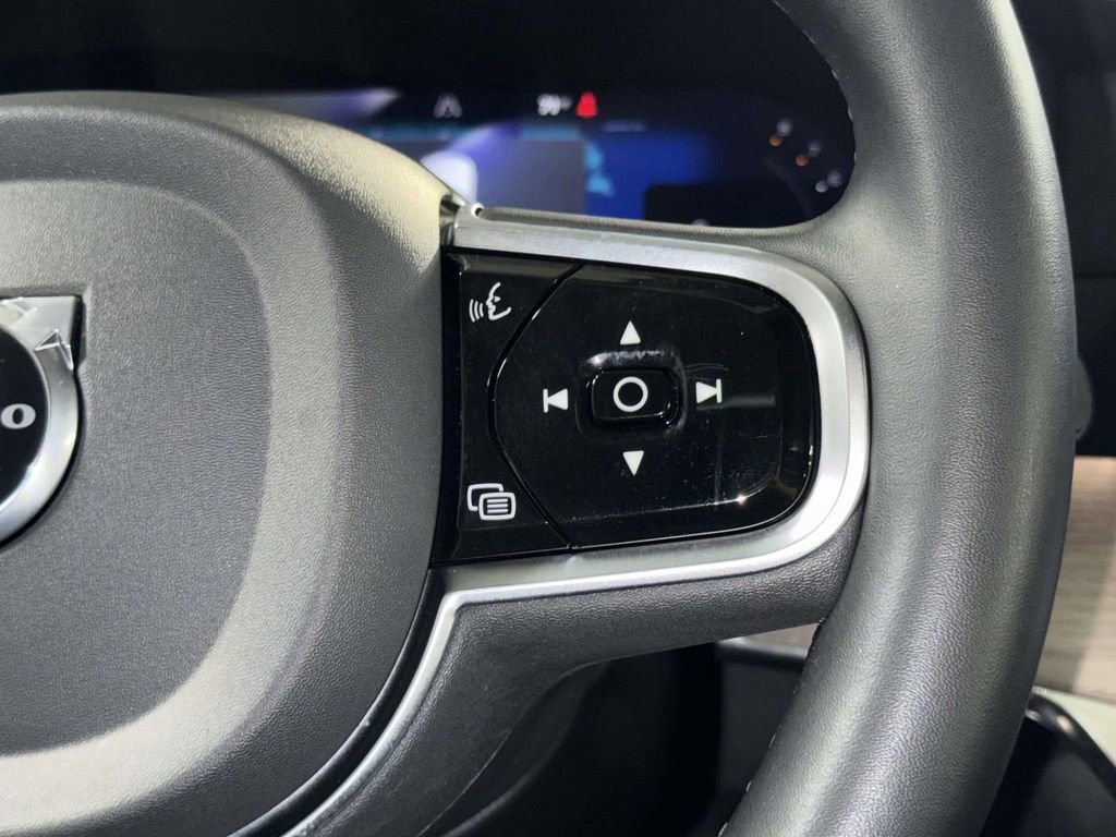 Used 2025 Volvo XC90 B6 Plus image 31