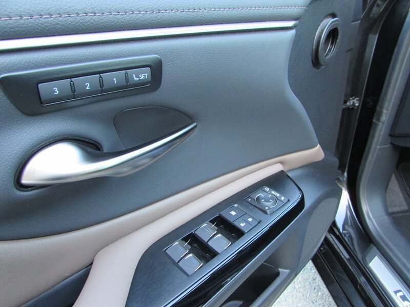 Used 2025 Lexus ES 300h w/ Premium Package FWD image 6