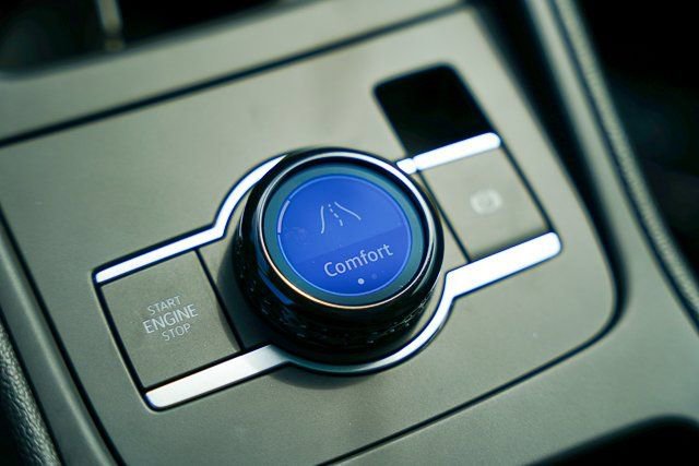 Used 2025 Volkswagen Tiguan SE w/ Panoramic Sunroof Package image 17