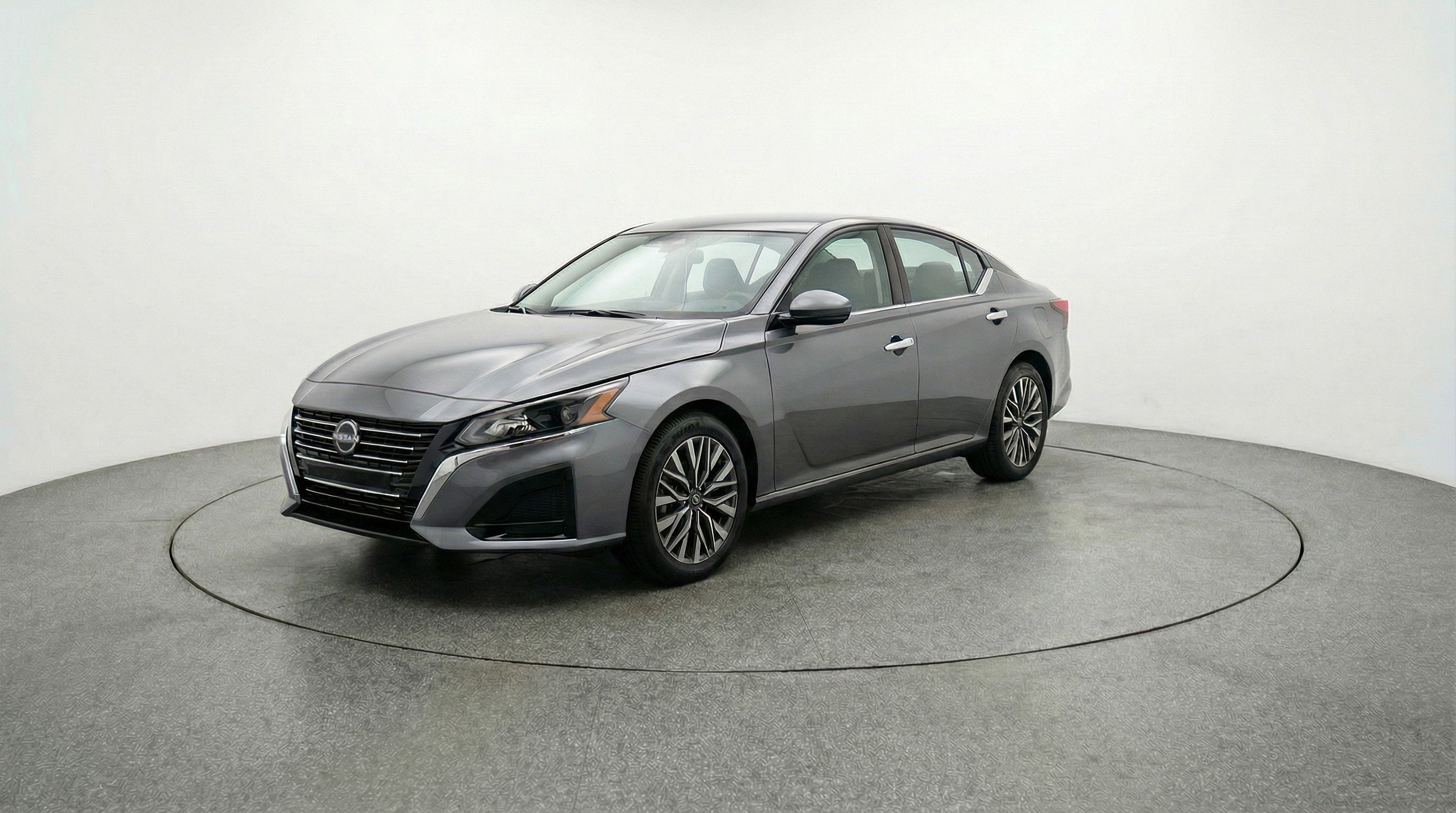 Used 2025 Nissan Altima 2.5 SV image 3