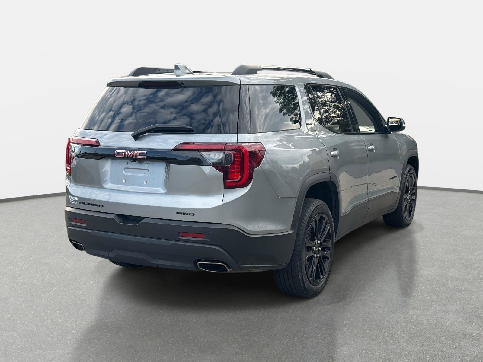 Used 2023 GMC Acadia SLT w/ Elevation Edition image 5