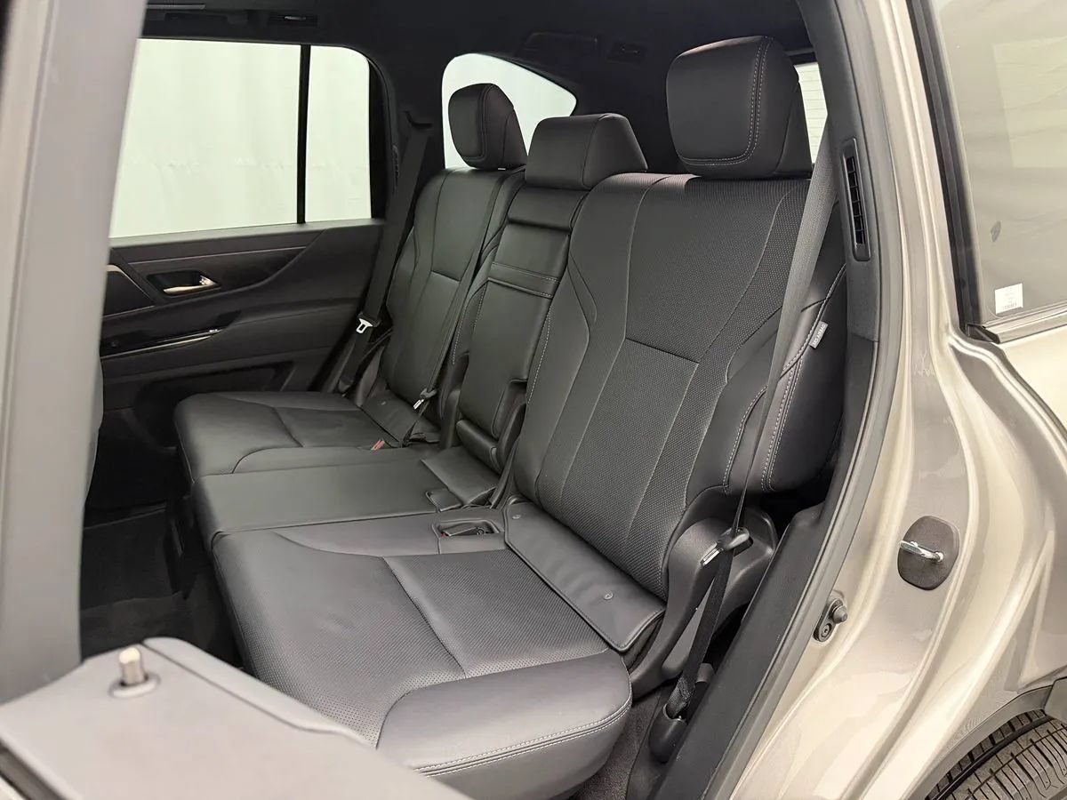 Used 2023 Lexus LX 600 4WD w/ Appearance Package image 38