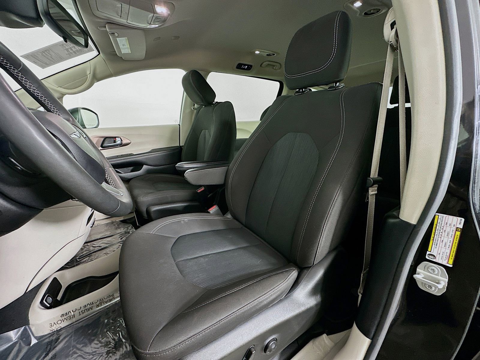 Used 2023 Chrysler Voyager LX image 20