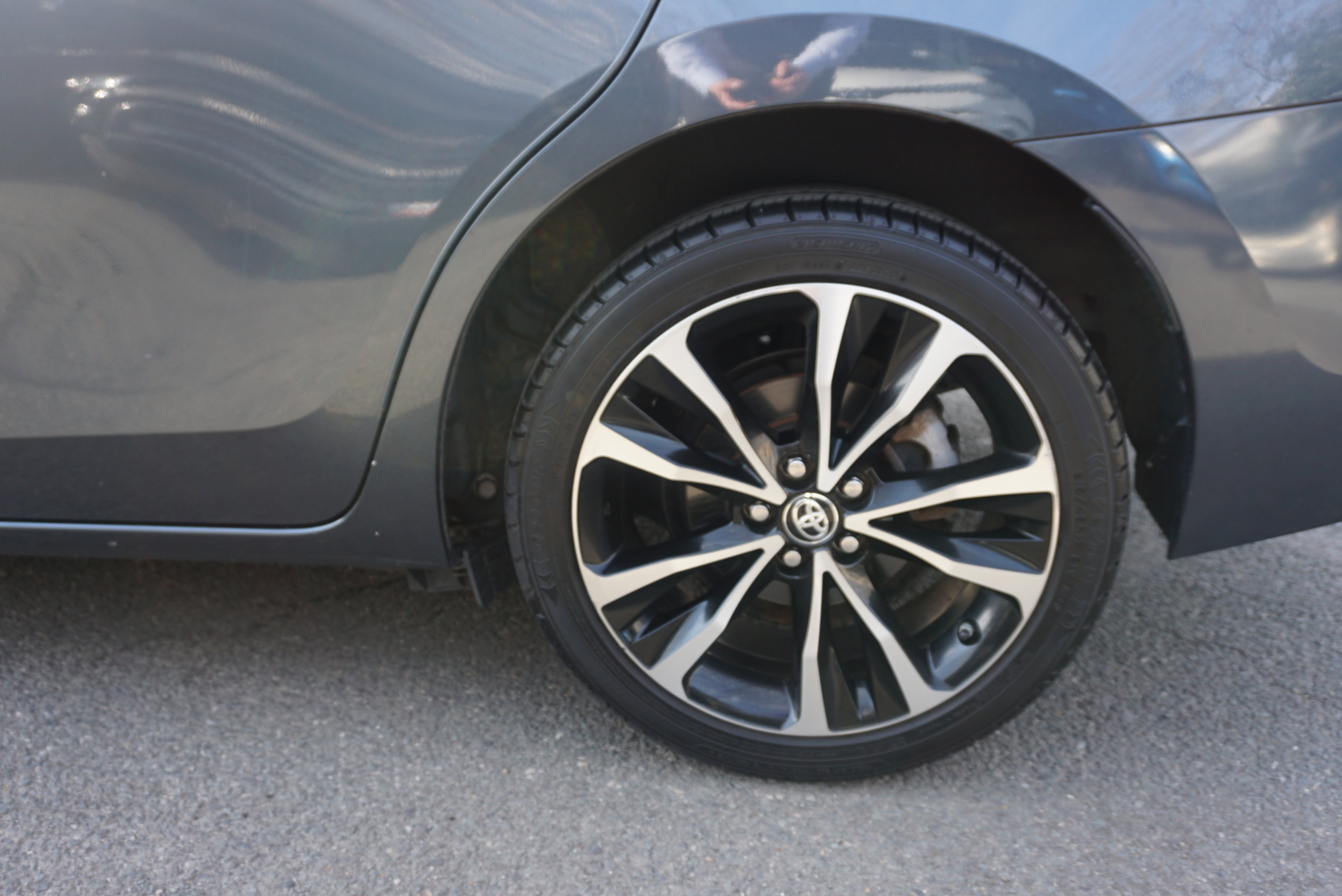 Used 2018 Toyota Corolla SE w/ SE Premium Package image 6