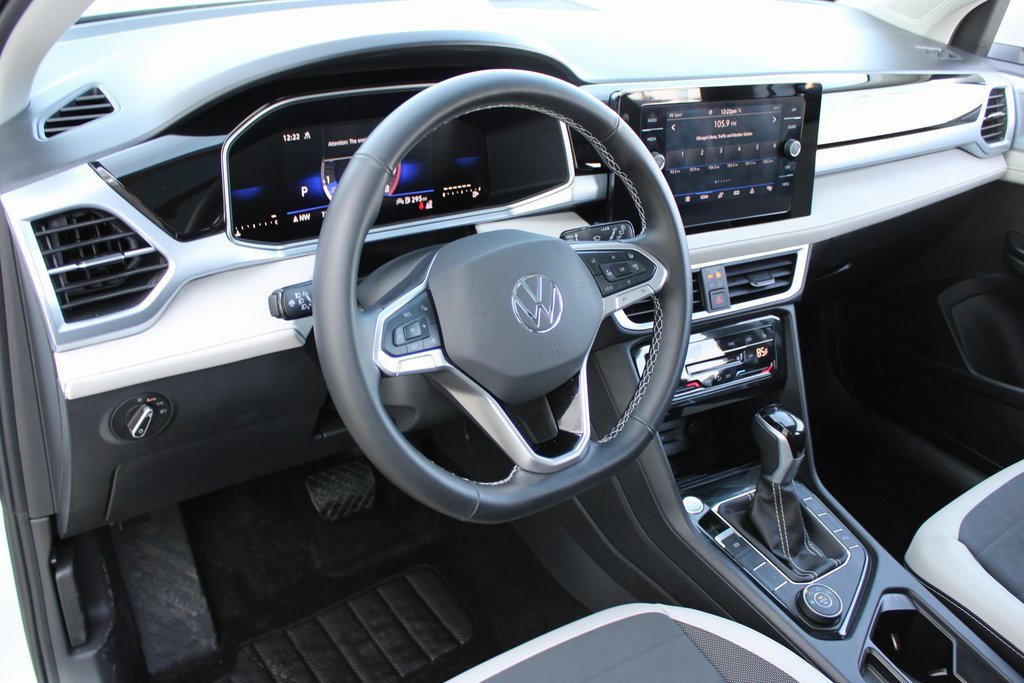 Certified 2025 Volkswagen Taos SE image 8