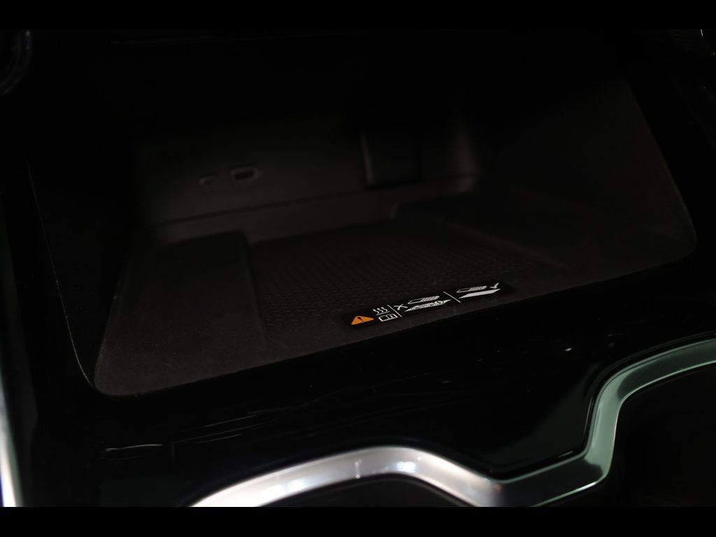 Used 2025 Chevrolet Traverse LT image 30