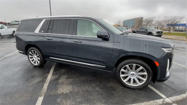 Used 2022 Cadillac Escalade ESV Premium Luxury Platinum image 3