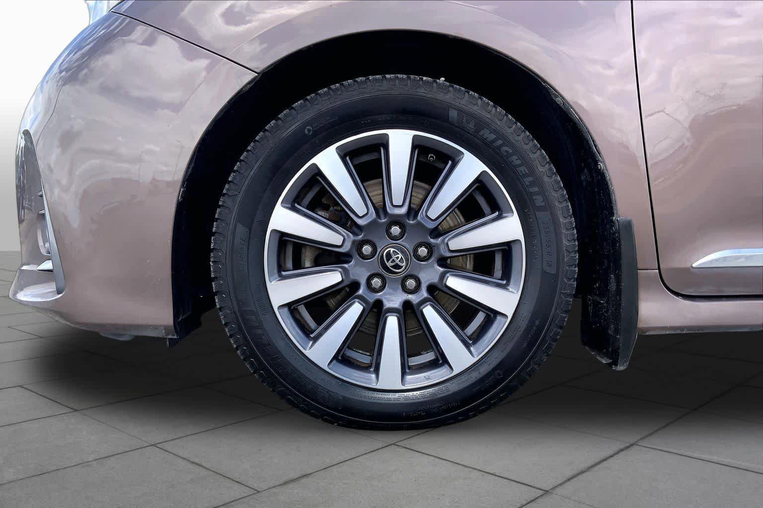 Used 2018 Toyota Sienna Limited FWD image 11
