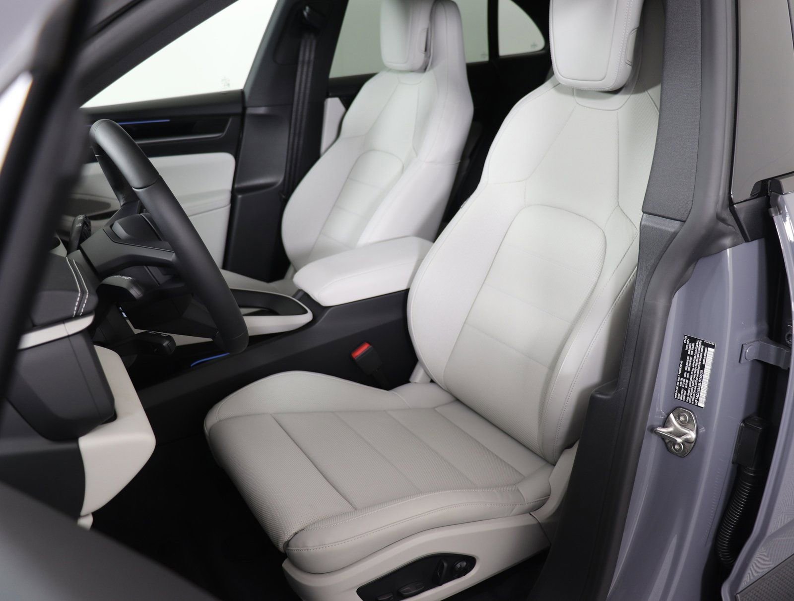 Certified 2025 Porsche Macan Electric RWD image 4