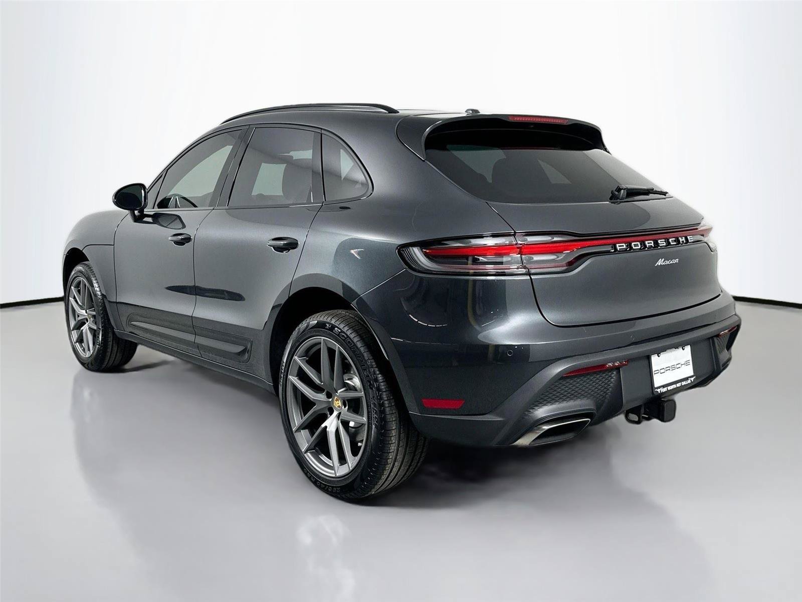 Certified 2025 Porsche Macan AWD/4WD image 3
