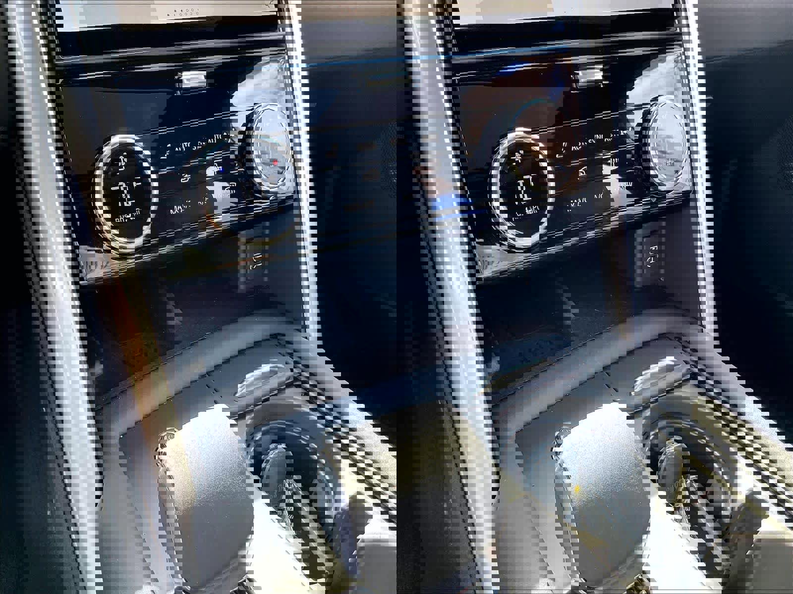 Used 2025 Land Rover Discovery S image 35