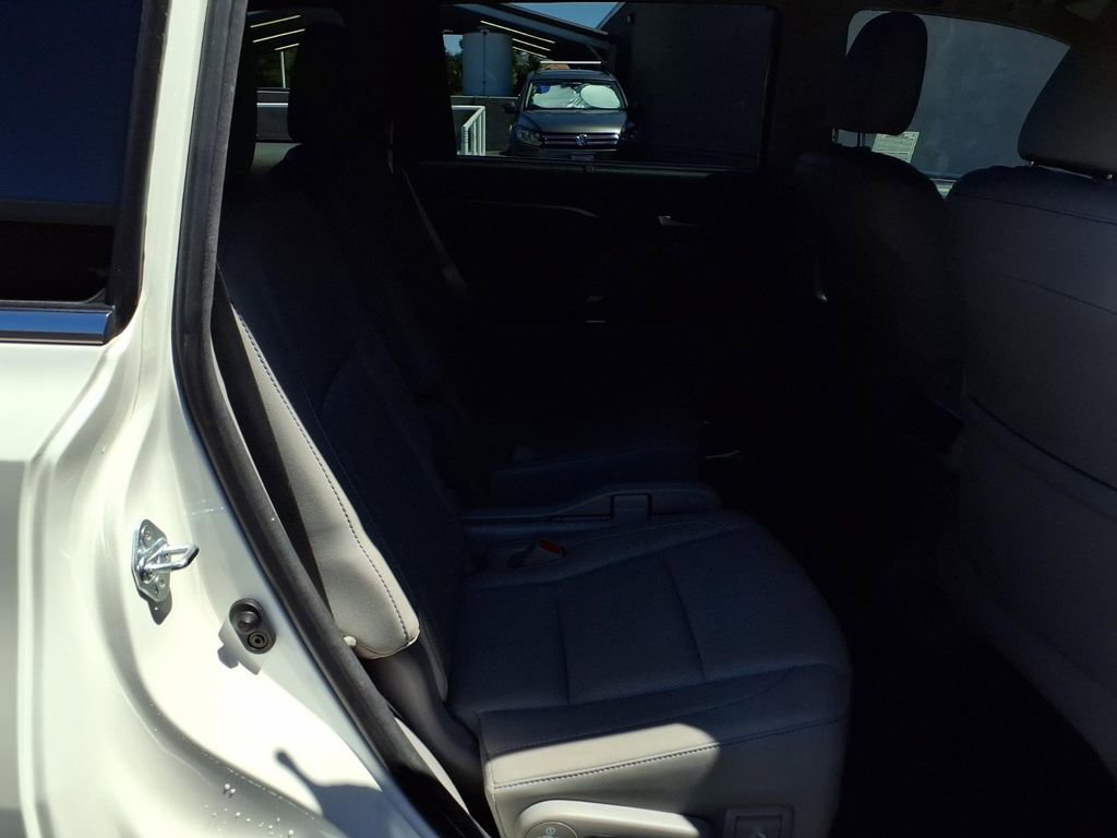 Used 2016 Toyota Highlander Limited w/ Driver Technology Package FWD image 24