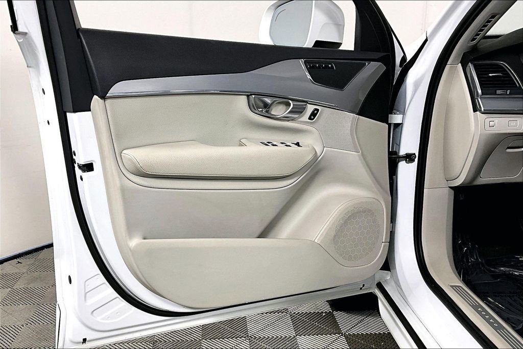 Used 2017 Volvo XC90 T6 Momentum w/ Vision Package image 23