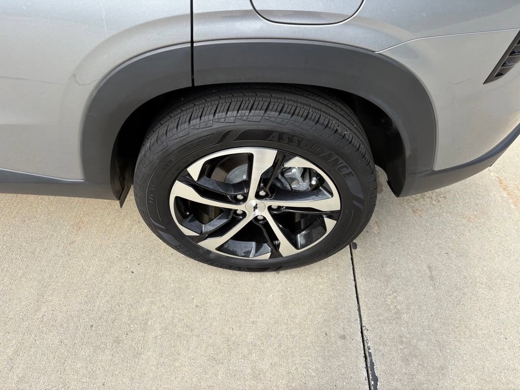 Used 2025 Chevrolet Trax RS w/ Sunroof Package FWD image 46