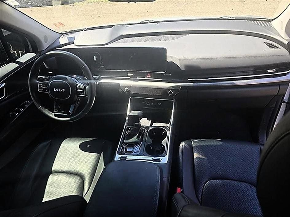 Used 2025 Kia Carnival SX Prestige image 6