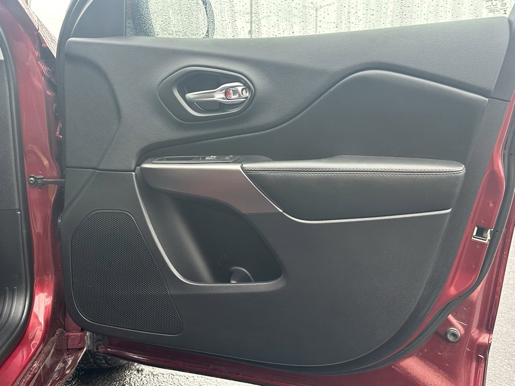 Used 2019 Jeep Cherokee Overland w/ Technology Group image 20