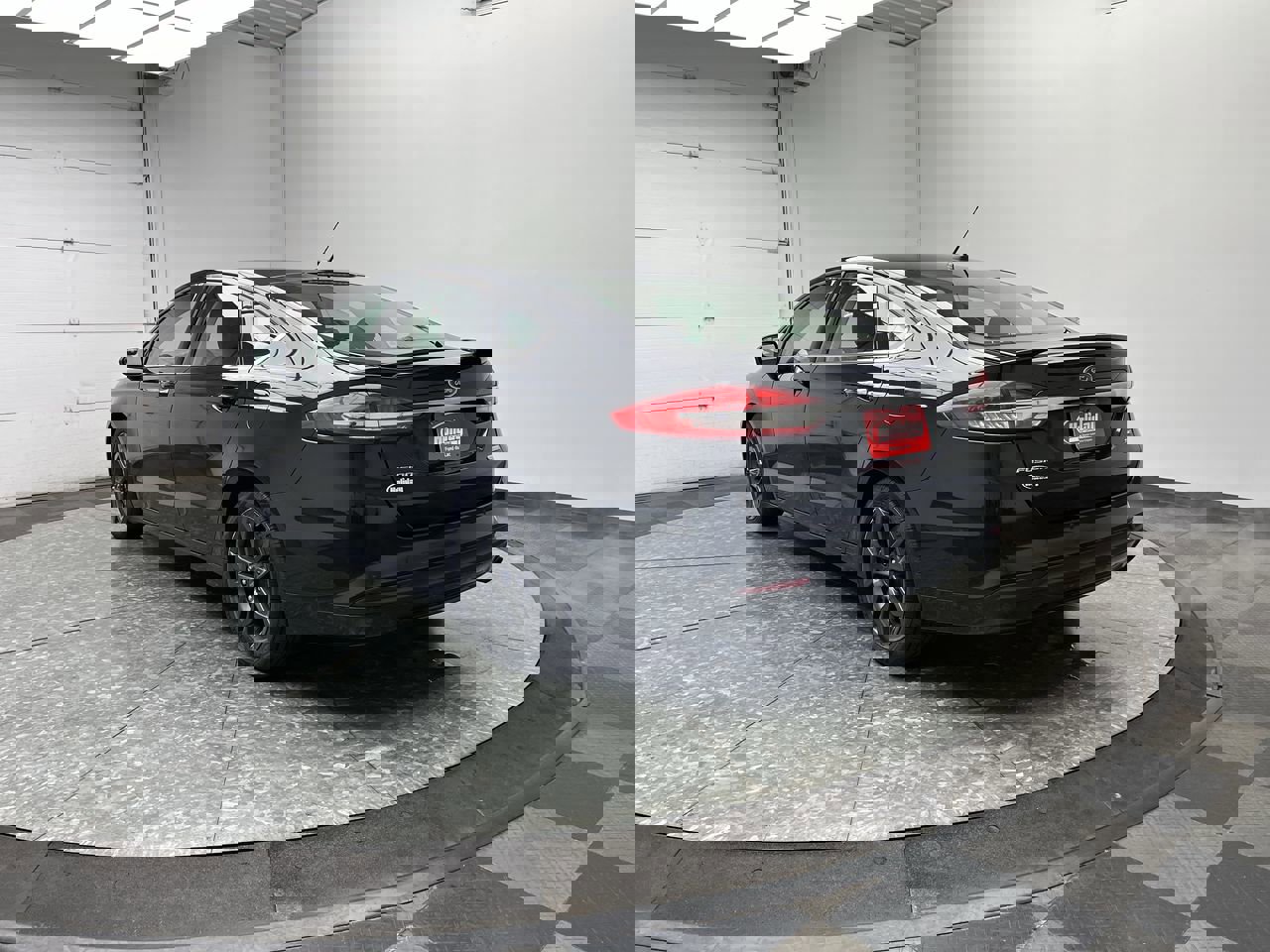 Used 2018 Ford Fusion SE w/ Equipment Group 201A FWD image 2