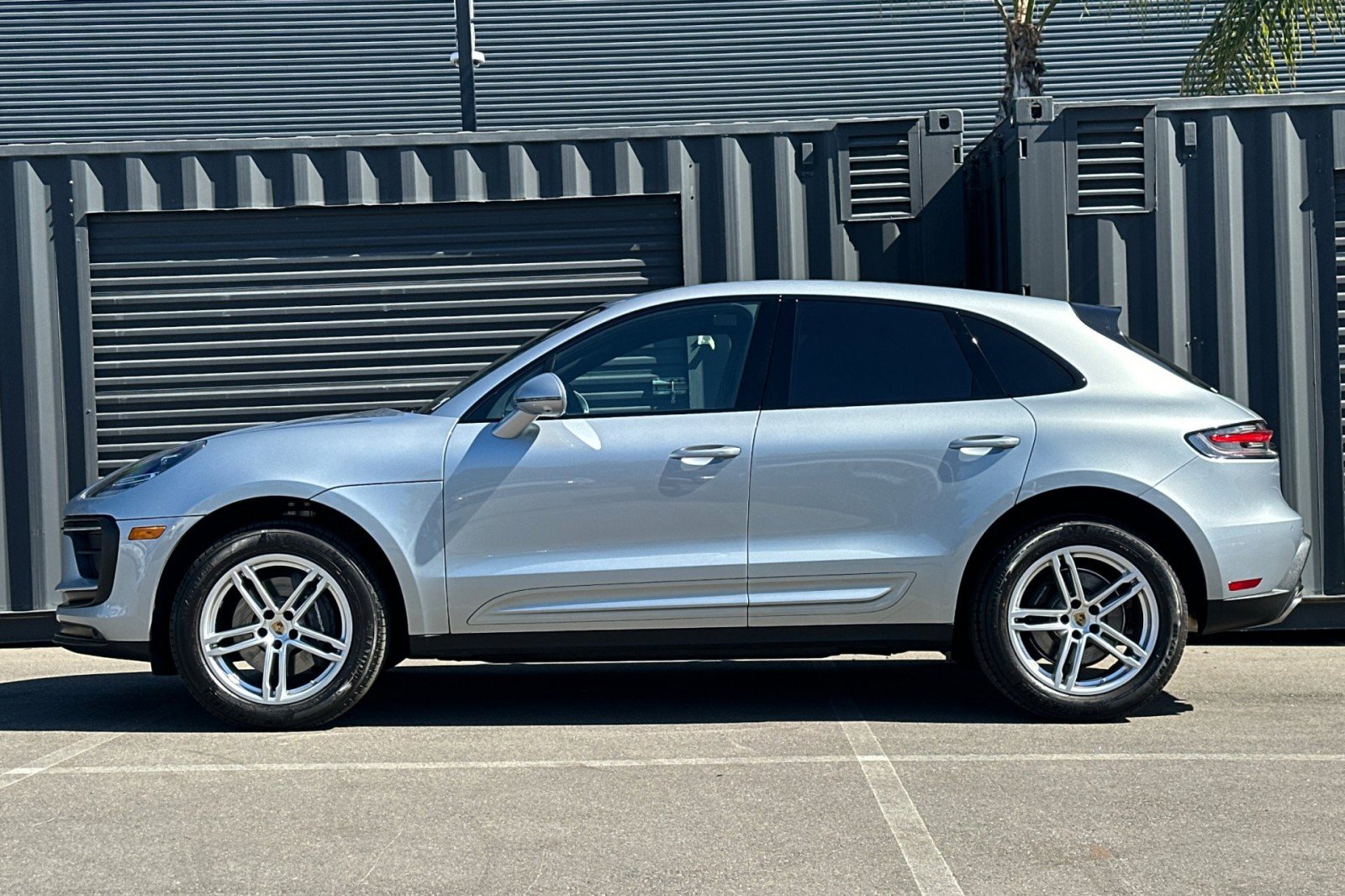 Used 2025 Porsche Macan image 2