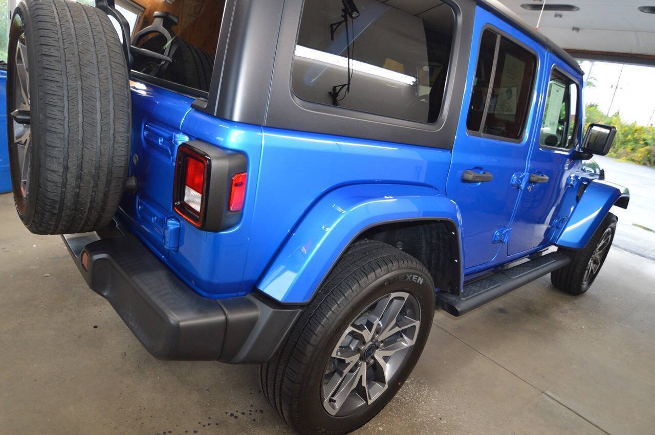 Used 2024 Jeep Wrangler Unlimited w/ Convenience Group AWD/4WD image 6