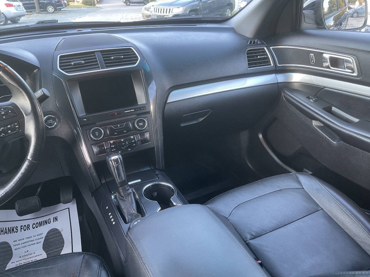 Used 2017 Ford Explorer XLT w/ Equipment Group 202A AWD/4WD image 22