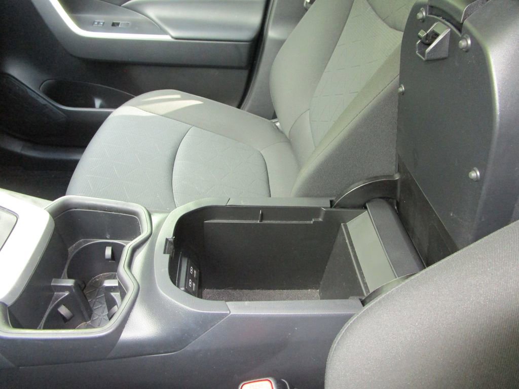 Used 2022 Toyota RAV4 XLE image 34