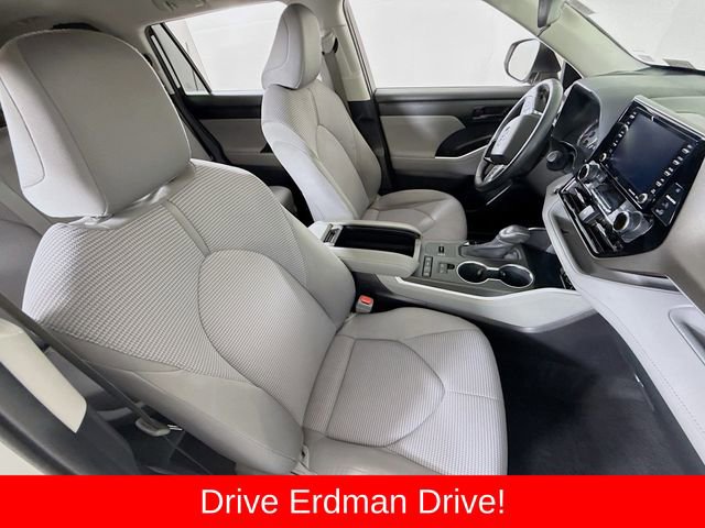 Used 2020 Toyota Highlander LE image 24
