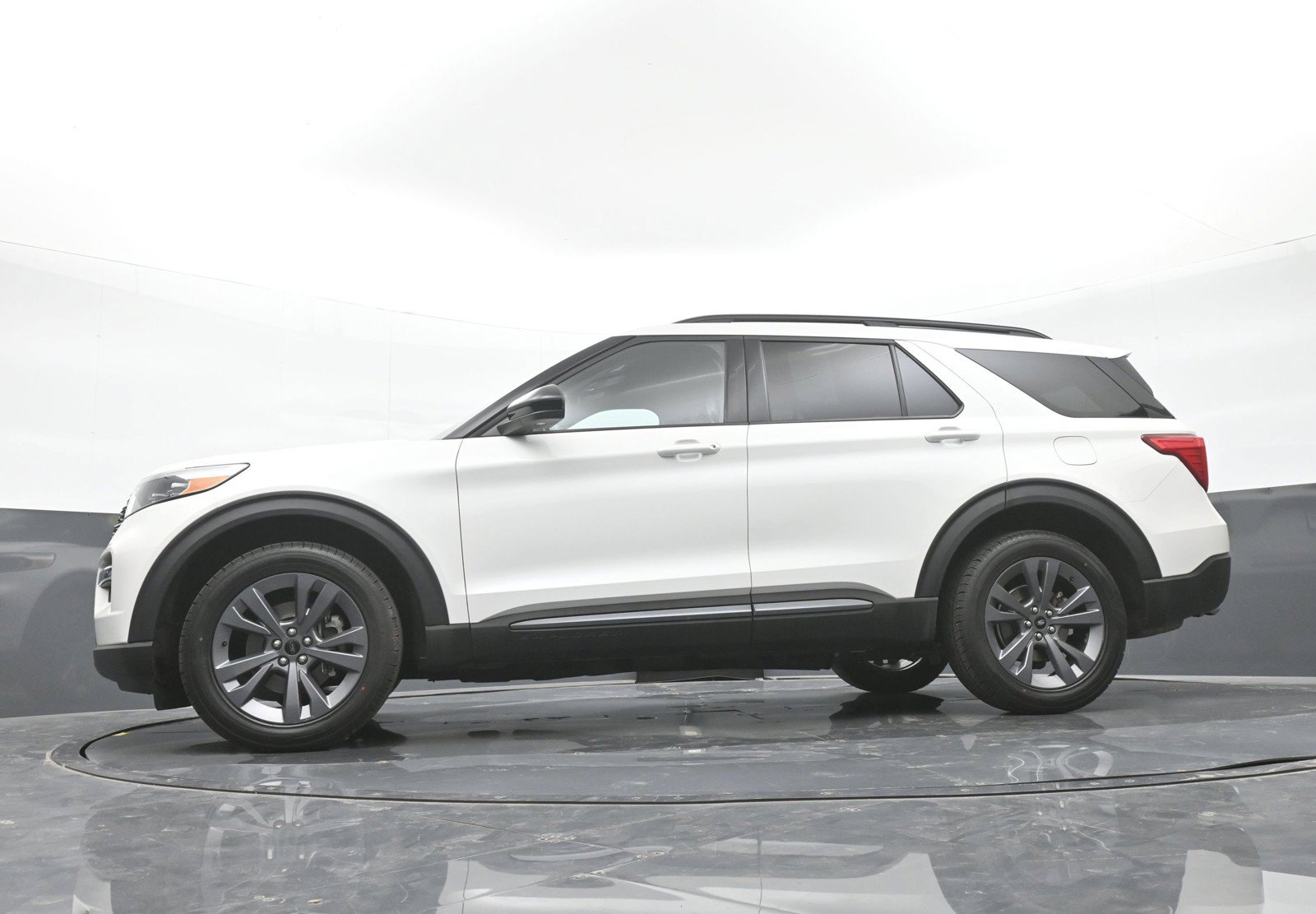 Used 2023 Ford Explorer XLT w/ Equipment Group 202A AWD/4WD image 45